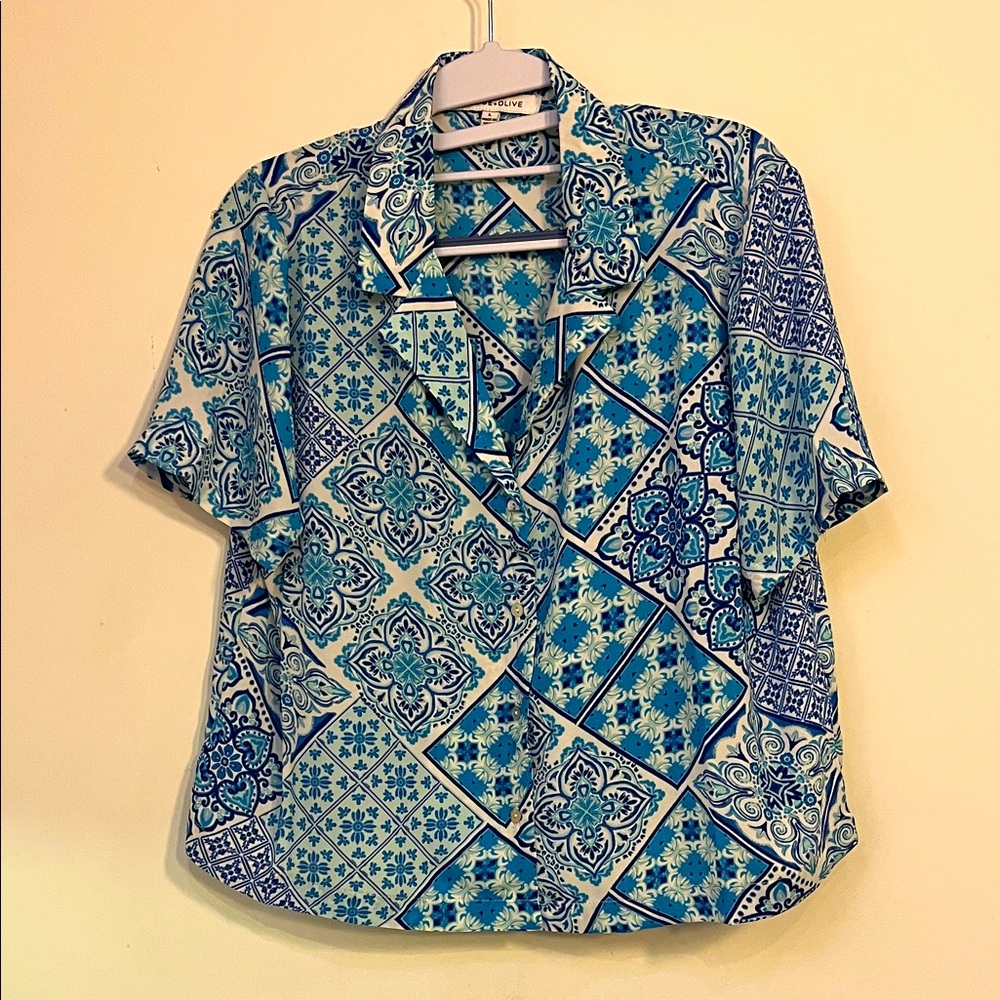 Rose & Olive Blue and White Patterned Short-Sleeve Button Down Sz L Never Worn
